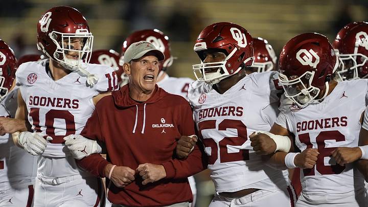 Oklahoma Sooners head coach Brent Venables locks arms with his team prior to a game against the Missouri Tigers at Faurot Field at Memorial Stadium. 
