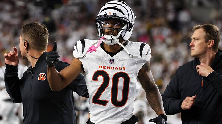 Oct 16, 2025; Cincinnati, Ohio, USA; Cincinnati Bengals cornerback DJ Turner II (20) gestures toward his bench as he walks off the field with an apparent injury against the Pittsburgh Steelers during the third quarter at Paycor Stadium. Mandatory Credit: Joseph Maiorana-Imagn Images Oct 16, 2025; Cincinnati, Ohio, USA; Cincinnati Bengals cornerback DJ Turner II (20) gestures toward his bench as he walks off the field with an apparent injury against the Pittsburgh Steelers during the third quarter at Paycor Stadium. Mandatory Credit: Joseph Maiorana-Imagn Images