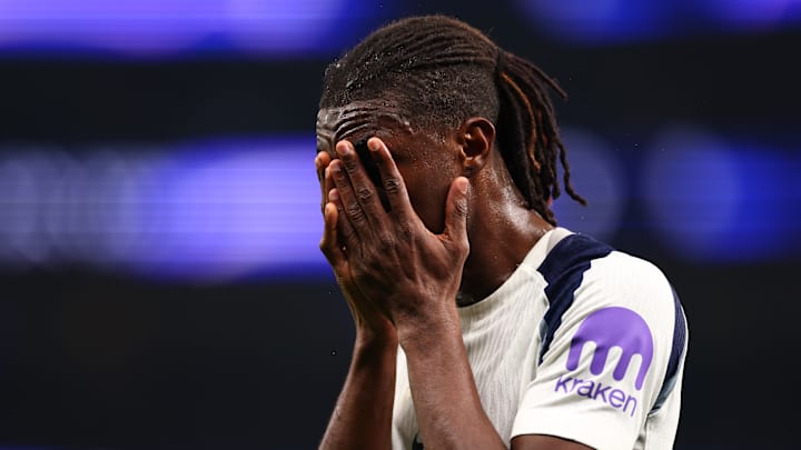 Yves Bissouma leva as mãos ao rosto após derrota do Tottenham, em meio à luta contra o rebaixamento na Premier League 2025/26 Yves Bissouma leva as mãos ao rosto após derrota do Tottenham, em meio à luta contra o rebaixamento na Premier League 2025/26