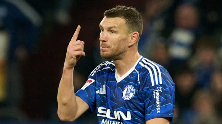 Edin Dzeko entschied sich im Winter für Schalke 04 Edin Dzeko entschied sich im Winter für Schalke 04