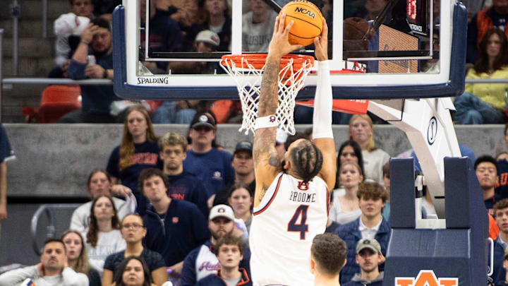 Johni Broome led Auburn in points (16) and rebounds (13) in the No. 1 Tigers 67-60 win over Arkansas.