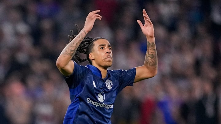 Leny Yoro a marqué avec Manchester United lors du quart de finale de Ligue Europa face à l'OL.