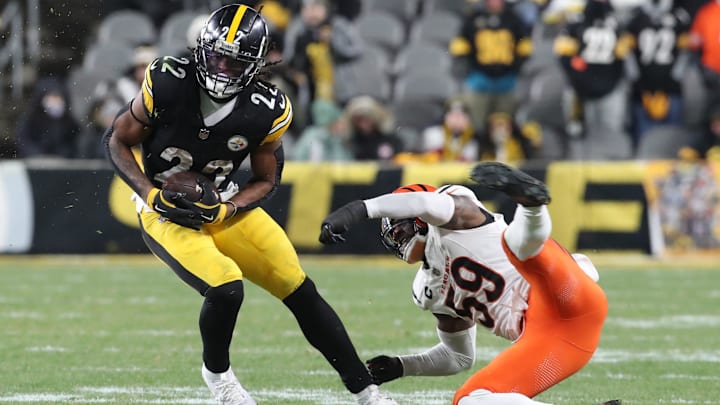 Pittsburgh Steelers running back Najee Harris sheds a tackle attempt by Cincinnati Bengals linebacker Akeem Davis-Gaither after catching a pass during the fourth quarter at Acrisure Stadium. 