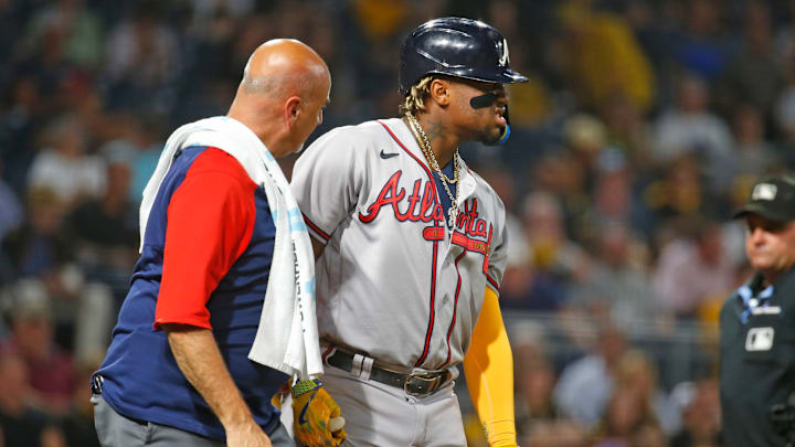 Ronald Acuña Jr. recibió un peligroso pelotazo este martes ante los Piratas 