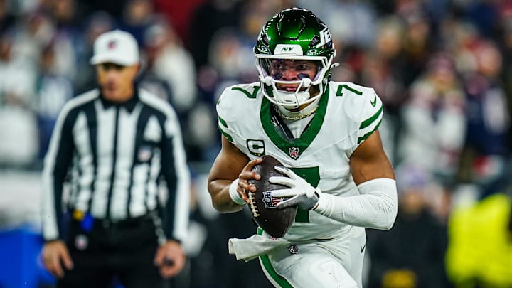Nov 13, 2025; Foxborough, Massachusetts, USA; New York Jets quarterback Justin Fields (7) looks to pass the ball against the New England Patriots in the third quarter at Gillette Stadium. Mandatory Credit: David Butler II-Imagn Images