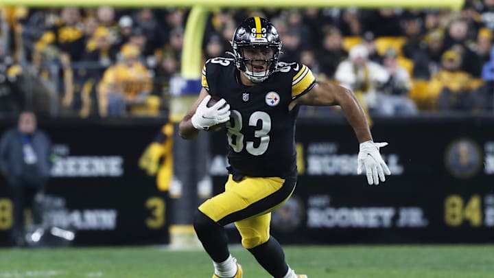Nov 2, 2023; Pittsburgh, Pennsylvania, USA;  Pittsburgh Steelers tight end Connor Heyward (83) runs after a catch against the Tennessee Titans during the first quarter at Acrisure Stadium. Mandatory Credit: Charles LeClaire-Imagn Images