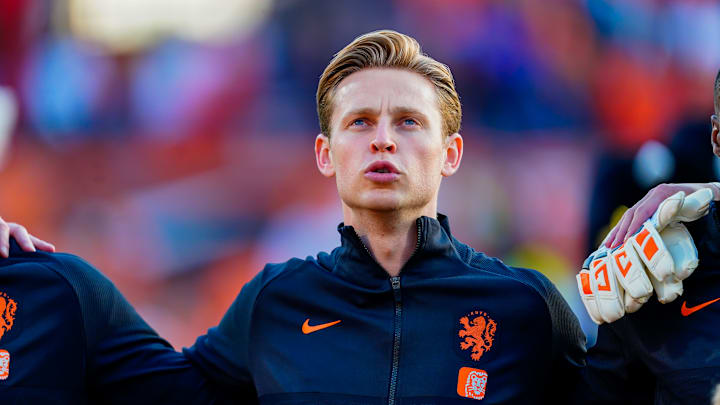 Frenkie de Jong, cantando el himno de su selección nacional