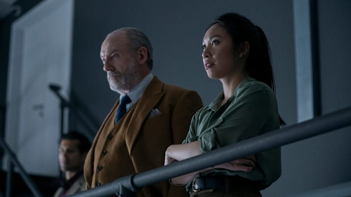 3 Body Problem. (L to R) Liam Cunningham as Wade, Jess Hong as Jin Cheng in episode 108 of 3 Body Problem