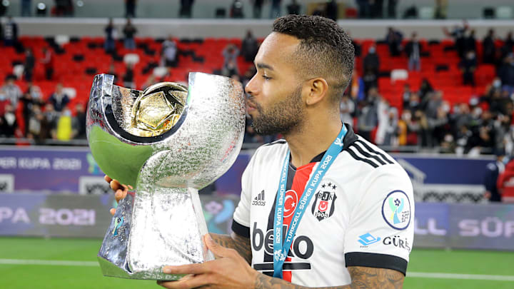 Alex Teixeira foi confirmado como novidade no Vasco