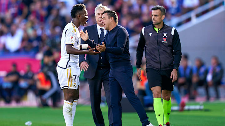 Vinícius Júnior y Xavi Hernández tuvieron un charla poco amistosa durante un pasaje del primer tiempo en El Clásico