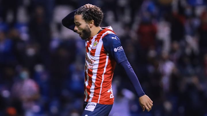 El jugador César Huerta en un partido de las Chivas del Guadalajara.