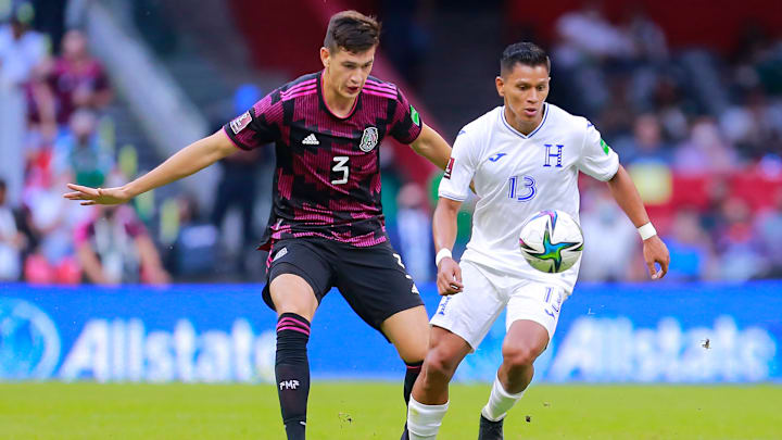 César Montes en la pelea del esférico ante un rival de Honduras.