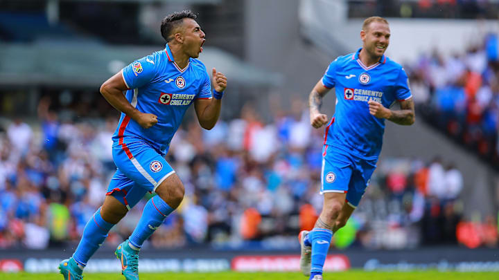 Iván Morales y Carlos Rotondi celebran el gol ante Necaxa.