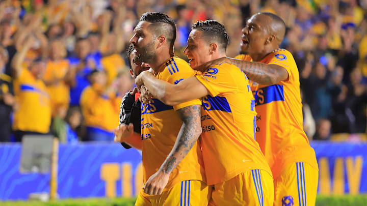Jugadores de Tigres UANL celebra un gol.
