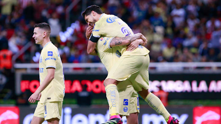 Jugadores del América celebran un gol.