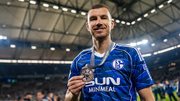 Edin Dzeko mit der Zweitligameister-Medaille Edin Dzeko mit der Zweitligameister-Medaille