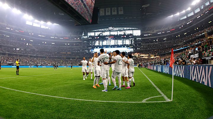 Jugadores de la selección mexicana celebran un gol.