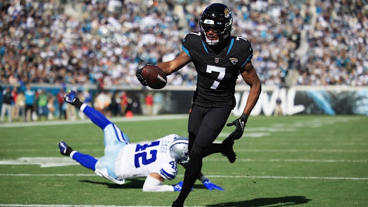 Jacksonville Jaguars wide receiver Zay Jones (7) scores a touchdown against Dallas Cowboys
