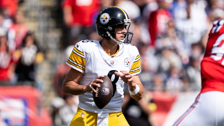 Pittsburgh Steelers quarterback Aaron Rodgers lines up to pass against the New England Patriots