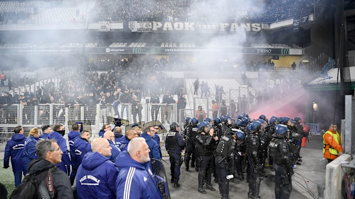 Les CRS essaient tant bien que mal de gérer tout débordements 