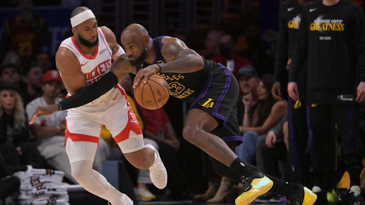 Los Angeles Lakers ganan 2-0 a Houston Rockets con LeBron James en plan estelar 