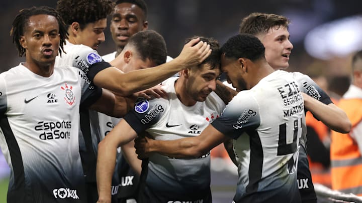 Coronado (c) balançou a rede nesta terça-feira