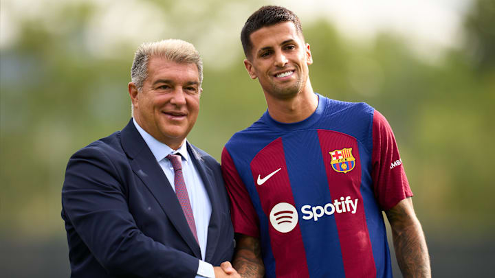 Joan Laporta, el presidente del FC Barcelona y Joao Cancelo, que será titular en el amistoso ante el América