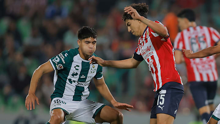 Guillermo Muñoz de Santos Laguna y Erick Gutiérrez de Chivas durante el Apertura 2024