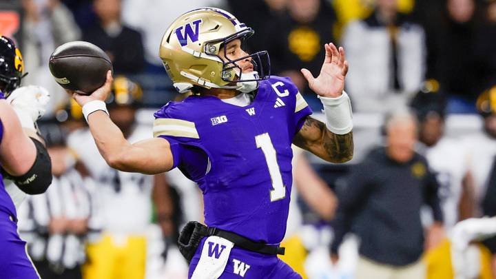 Washington Huskies quarterback Demond Williams Jr. (1) passes. Washington Huskies quarterback Demond Williams Jr. (1) passes.