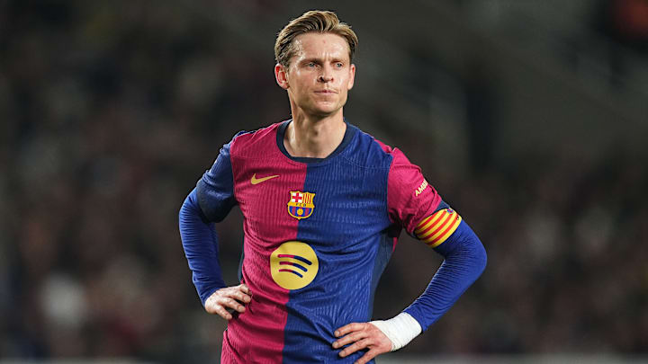 Frenkie de Jong est le vice-capitaine du FC Barcelone. Frenkie de Jong est le vice-capitaine du FC Barcelone.