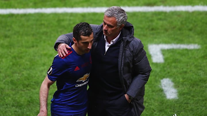Henrikh Mkhitaryan et Jose Mourinho lors de la finale d'Europa League entre l'Ajax et Manchester United (2017).