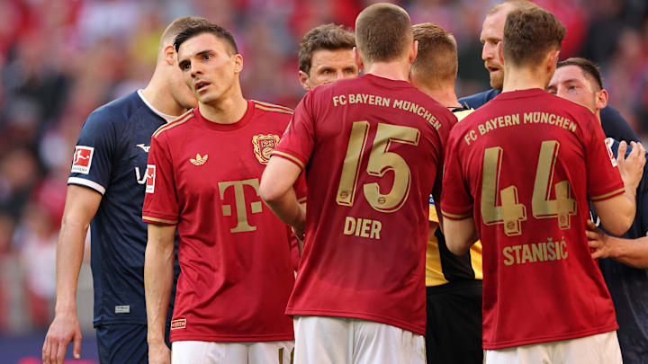 Bayern Munich players arguing with Bochum players after Joao Palhinha was sent off for red card.