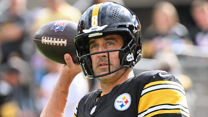 Oct 12, 2025: Pittsburgh Steelers quarterback Aaron Rodgers warms up at Acrisure Stadium Oct 12, 2025: Pittsburgh Steelers quarterback Aaron Rodgers warms up at Acrisure Stadium