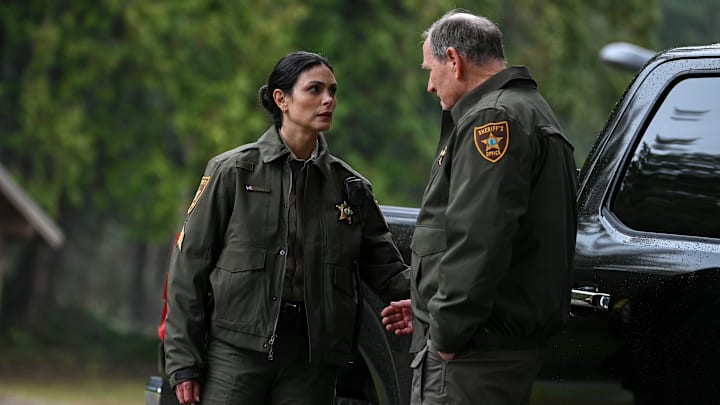 “Alert the Sheriff” – After a fire camp inmate escapes from Three Rock, the deputy sheriff with a surprising connection to the Leones, Mickey (Morena Baccarin), is called to investigate, on FIRE COUNTRY, Friday, April 12 (9:00-10:00 PM, ET/PT) on the CBS Television Network, and streaming on Paramount+ (live and on demand for Paramount+ with SHOWTIME subscribers, or on demand for Paramount+ Essential subscribers the day after the episode airs)*. Directed by series star, creator and executive