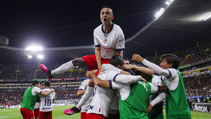 Jugadores de Chivas celebran un gol.