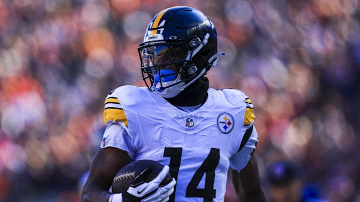 Dec 1, 2024; Cincinnati, Ohio, USA; Pittsburgh Steelers wide receiver George Pickens (14) runs the ball in for a touchdown against the Cincinnati Bengals in the first half at Paycor Stadium. Mandatory Credit: Katie Stratman-Imagn Images Dec 1, 2024; Cincinnati, Ohio, USA; Pittsburgh Steelers wide receiver George Pickens (14) runs the ball in for a touchdown against the Cincinnati Bengals in the first half at Paycor Stadium. Mandatory Credit: Katie Stratman-Imagn Images