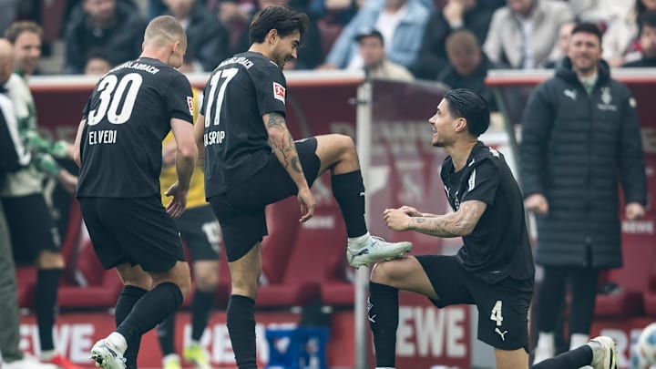 Jens Castrop und Kevin Diks (mi. und 1. v. r.) sind wichtige Säulen in Gladbach