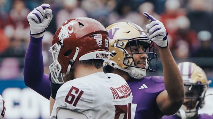 Husky edge rusher Isaiah Ward calls out an offensive formation in the Apple Cup.