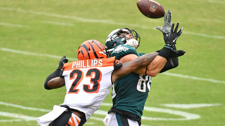 Sep 27, 2020; Philadelphia, Pennsylvania, USA; Philadelphia Eagles tight end Zach Ertz (86) makes a catch against Cincinnati Bengals cornerback Darius Phillips (23) during the fourth quarter at Lincoln Financial Field. Mandatory Credit: Eric Hartline-Imagn Images