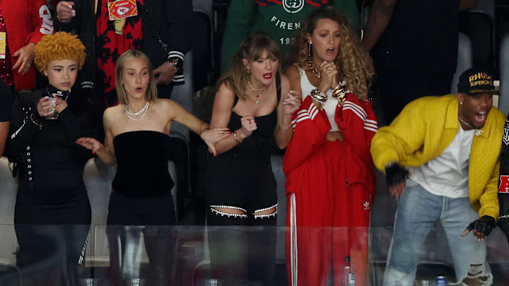 Taylor Swift junto a sus amigos, mirando el Super Bowl 2024 desde una suite 