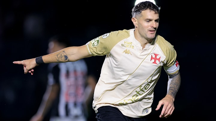 Centroavante é uma das estrelas do plantel cruzmaltino