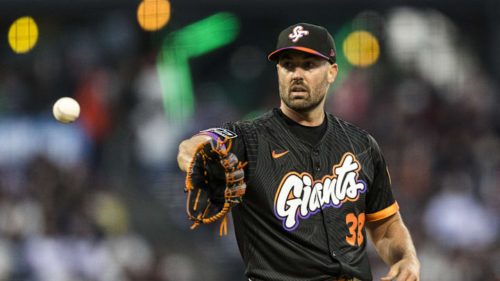 San Francisco, California, USA; San Francisco Giants starting pitcher Robbie Ray (38) prepares to throw against the Arizona Diamondbacks‘‘ during the fourth inning at Oracle Park.
