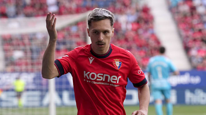 Bryan Zaragoza im Osasuna-Trikot. Auch in der kommenden Saison wird er wohl in La Liga auflaufen