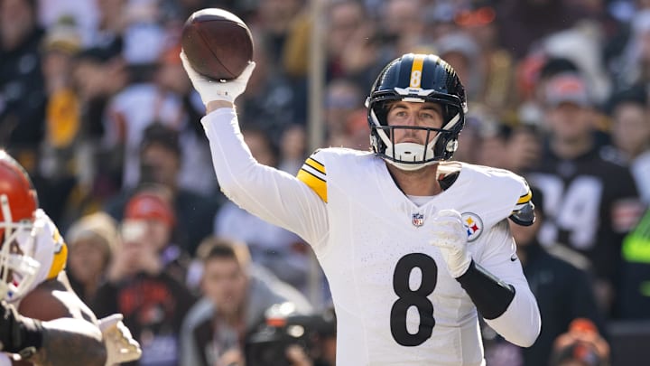 Pittsburgh Steelers quarterback Kenny Pickett (8)