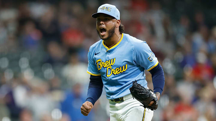 Freddy Peralta podría llegar a los Yankees vía cambio 