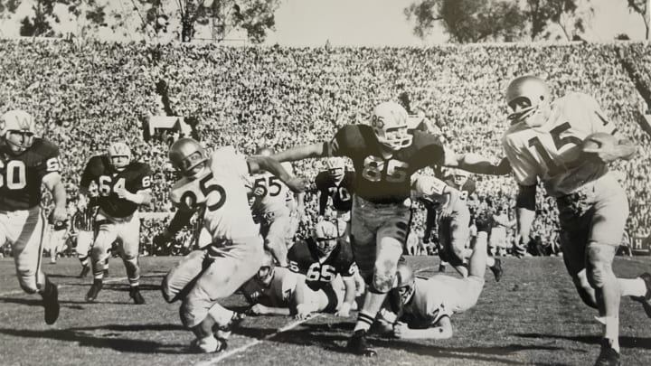 Bob Schloredt (15) led the UW to a 1960 Rose Bowl win over Wisconsin and was named game co-MVP. Bob Schloredt (15) led the UW to a 1960 Rose Bowl win over Wisconsin and was named game co-MVP.