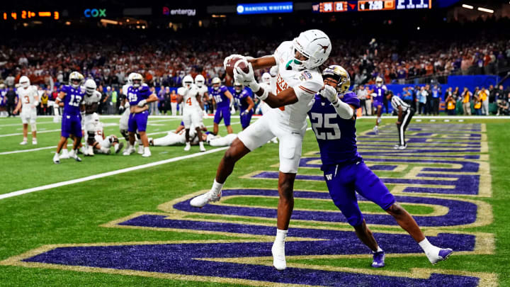 Texas Longhorns wide receiver Adonai Mitchell (5) catches a touchdown pass against Washington Huskies cornerback Ryder Bumgarner (25).