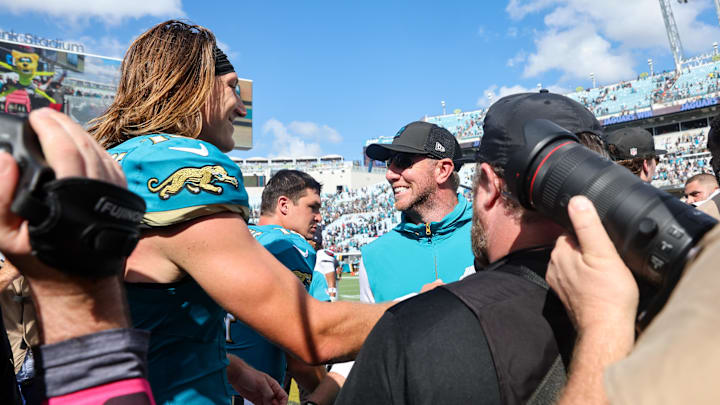 Sep 21, 2025; Jacksonville, Florida, USA; Jacksonville Jaguars head coach Liam Coen and quarterback Trevor Lawrence (16) shake hands after the game at EverBank Stadium. Mandatory Credit: Morgan Tencza-Imagn Images Sep 21, 2025; Jacksonville, Florida, USA; Jacksonville Jaguars head coach Liam Coen and quarterback Trevor Lawrence (16) shake hands after the game at EverBank Stadium. Mandatory Credit: Morgan Tencza-Imagn Images