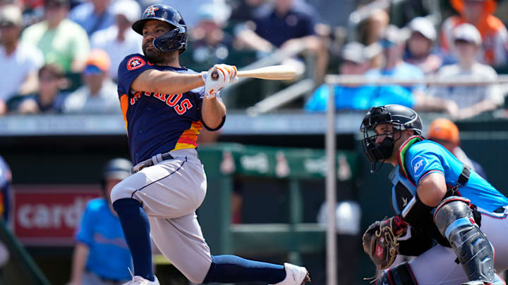 José Altuve está entre los líderes de bases totales entre los activos