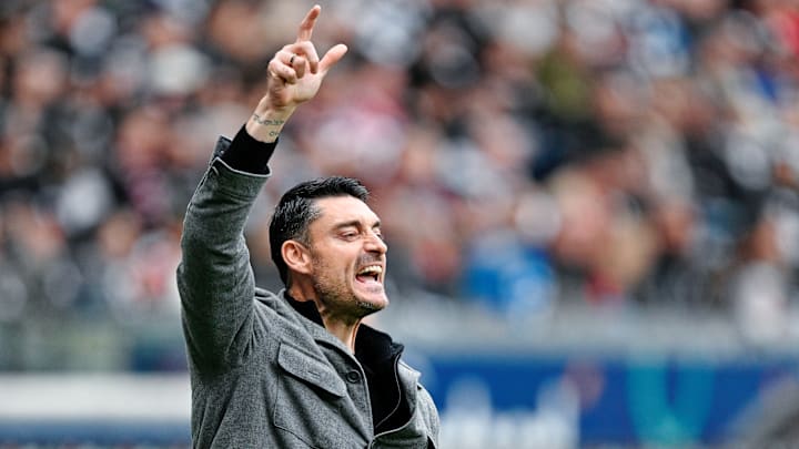 Albert Riera gibt seinem Team lautstarke Anweisungen